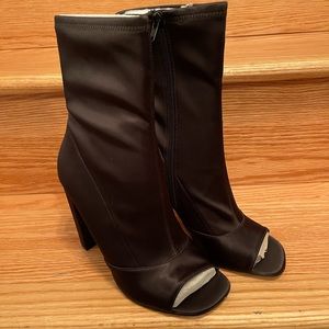 🌸NEW Steve Madden King Peep Toe Booties Size 9